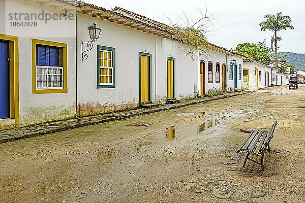 Sandstraße und alte Häuser im Kolonialstil auf den Straßen der alten und historischen Stadt Paraty  gegründet im 17. Jahrhundert  an der Küste des Bundesstaates Rio de Janeiro  Brasilien  Brasilien  Südamerika