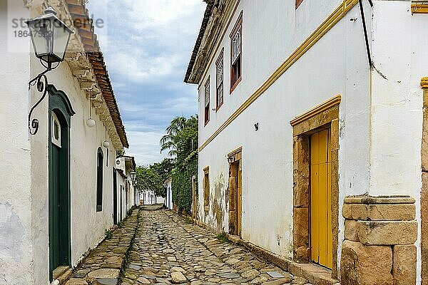 Traditionelle Straße in der historischen Stadt Paraty im Bundesstaat Rio de Janeiro mit Kopfsteinpflaster und Häusern im Kolonialstil  Brasilien  Südamerika