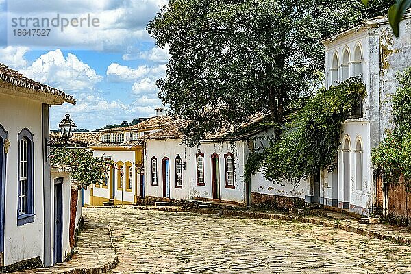 Straße der alten und historischen Stadt Tiradentes im Inneren des Bundesstaates Minas Gerais  Brasilien  Brasilien  Südamerika