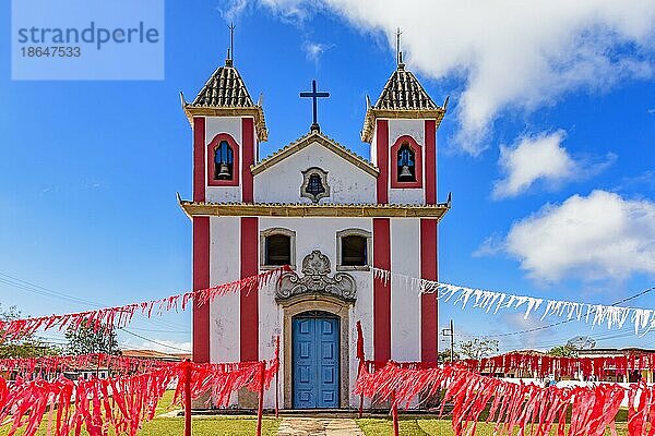 Kleine  mit Bändern geschmückte Kapelle im Kolonialstil für eine religiöse Feier in der kleinen Stadt Lavras Novas  Bezirk Ouro Preto in Minas Gerais  Brasilien  Südamerika
