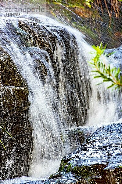 Kleiner Wasserfall mit auf Felsen fließendem Wasser in Carrancas  Minas Gerais  Brasilien  Carrancas  Minas Gerais  Brasilien  Südamerika