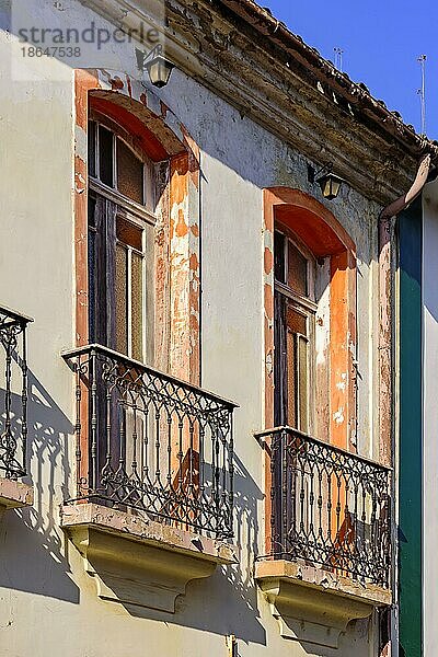 Fenster eines alten Hauses im Kolonialstil mit Balkon und buntem Rahmen mit abblätternder Farbe in der alten Stadt Ouro Preto in Minas Gerais  Brasilien  Brasilien  Südamerika