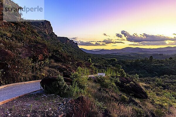 Kleine Straße zwischen den Felsen und Bergen von Lavras Novas  Gemeinde Ouro Preto  Minas Gerais bei Sonnenuntergang  Brasilien  Südamerika