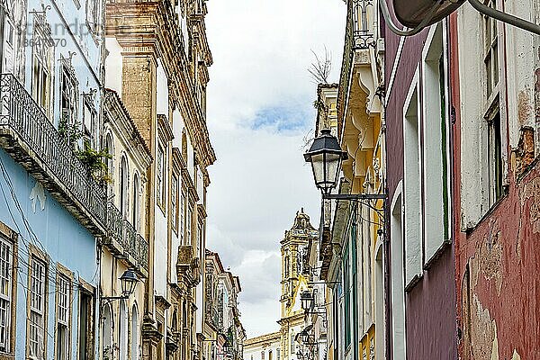 Alte Straße und alte Häuserfassaden im historischen Viertel Pelourinho in Salvador  Bahia  Brasilien  Südamerika