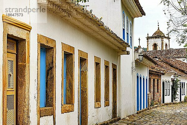 Alte Häuserfassaden in Kolonialarchitektur und Kopfsteinpflasterstraßen in der historischen Stadt Paraty an der Südküste von Rio de Janeiro  Brasilien  Südamerika