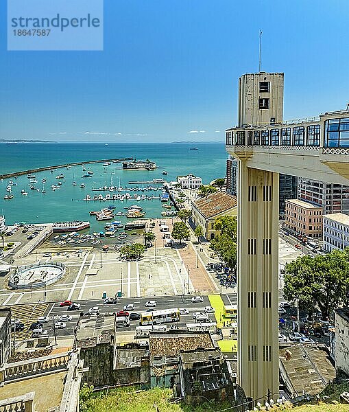 Panoramablick auf die Allerheiligenbucht mit Booten und Lacerda Aufzug in der Stadt Salvador in Bahia an einem sonnigen Tag  Brasilien  Südamerika