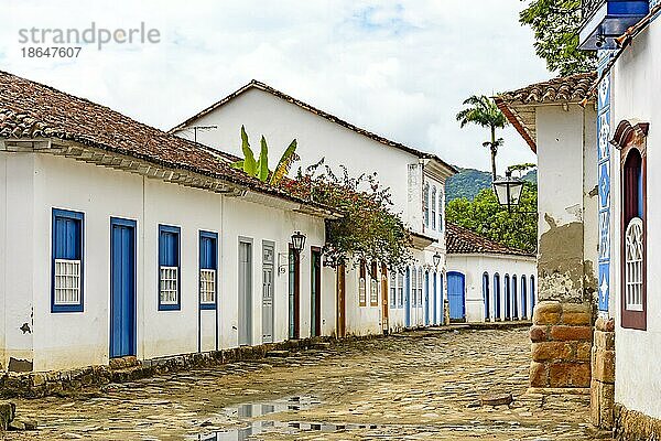 Kopfsteinpflaster und alte Häuser im Kolonialstil in den Straßen der alten und historischen Stadt Paraty  die im 17. Jahrhundert an der Küste des Bundesstaates Rio de Janeiro gegründet wurde  Brasilien  Brasilien  Südamerika