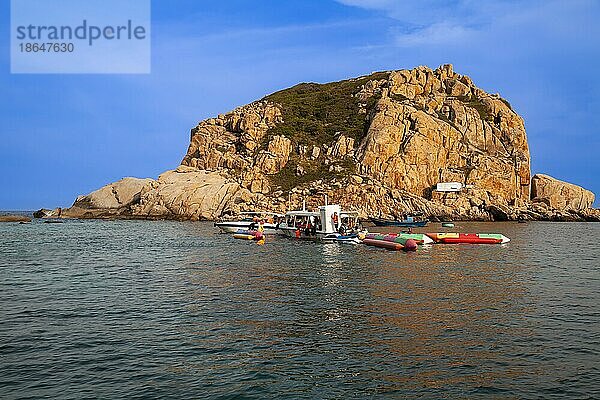 Felsküste der Insel Hon Tai  in der Bucht von Mui Ca Heo  Vinh Hy  Provinz Ninh Thuan  Vietnam  Asien