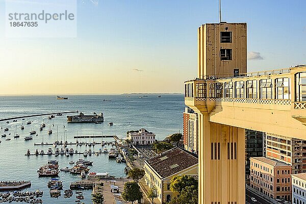 Blick auf die Bucht von Allerheiligen und den Lacerda Aufzug in der berühmten Stadt Salvador  Bahia  Brasilien  Südamerika