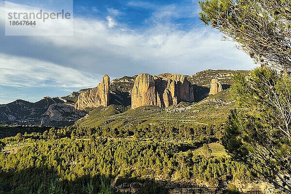 Felsformationen Mallos der Riglos am Dorf Las Peñas de Riglos  Huesca  Aragonien  Aragon  Spanien  Europa