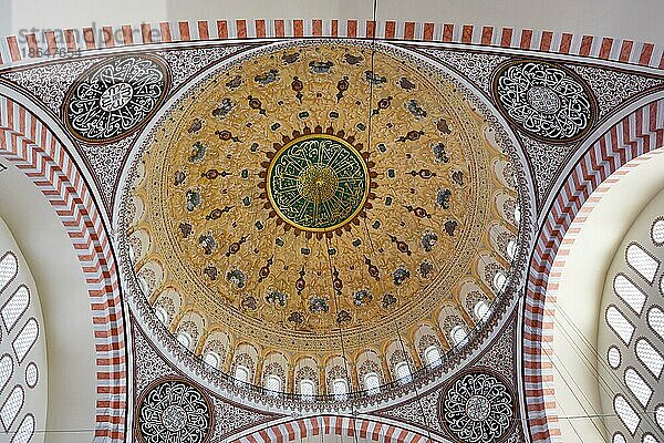 Decke und Innenraum der berühmten Blauen Moschee in Istanbul mit ihren alten und farbenfrohen Bögen und Mosaiken  Brasilien  Südamerika