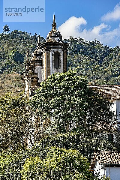 Turm einer alten Barockkirche inmitten der Vegetation der historischen Stadt Ouro Preto in Minas Gerais  Brasilien  Südamerika