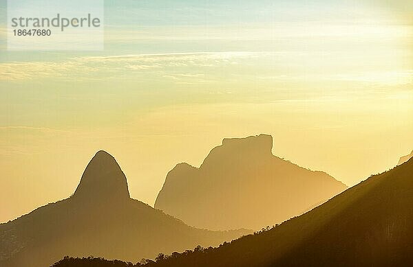 Rio de Janeiro Berge Silhouette während Sommer Sonnenuntergang  Brasilien  Südamerika