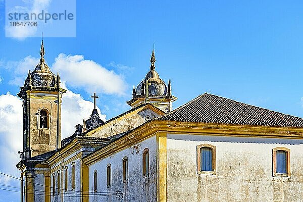 Rückansicht der alten katholischen Kirche aus dem 18. Jahrhundert im Zentrum der berühmten und historischen Stadt Ouro Preto in Minas Gerais  Ouro Preto  Minas Gerais  Brasilien  Südamerika