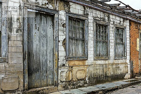 Fassade eines alten  verlassenen Hauses in der Stadt Diamantina in Minas Gerais  Brasilien  Südamerika