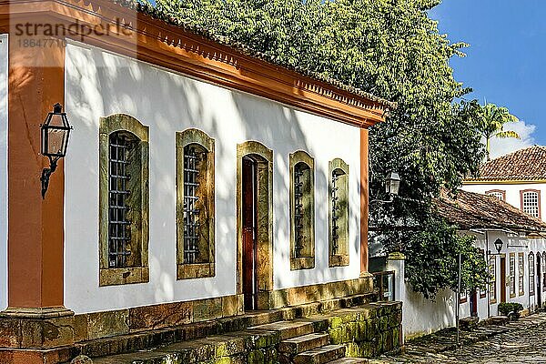 Fassade eines alten  farbenfrohen Kolonialhauses in einer gepflasterten Straße in der historischen Stadt Tiradentes in Minas Gerais  Brasilien  Südamerika