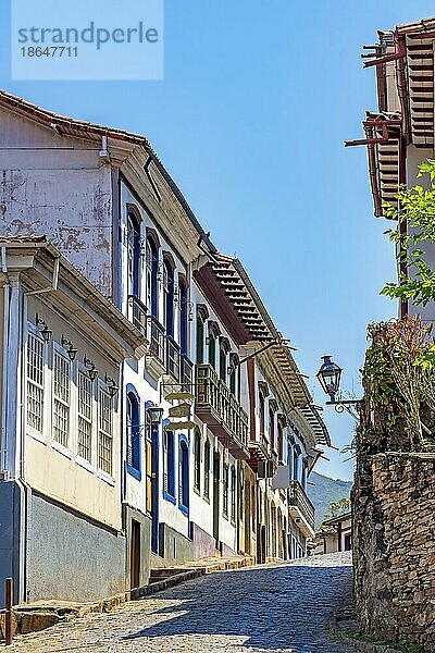 Kopfsteinpflasterstraße mit alten  bunten Kolonialhäusern in der historischen Stadt Ouro Preto im Bundesstaat Minas Gerais  Brasilien  Brasilien  Südamerika