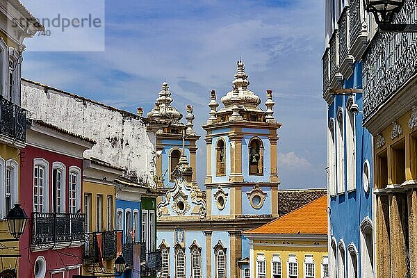 Historische  farbenfrohe Gebäude und barocke Kirchen im berühmten Pelourinhoviertel in Salvador  Bahia  Brasilien  Südamerika