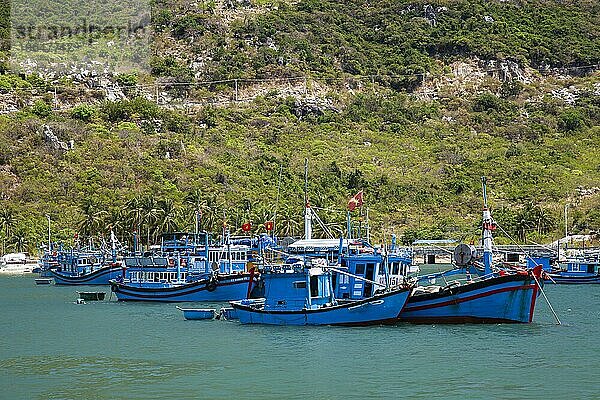 Küstenlandschaft mit Fischerbooten  Bucht von Vinh Hy  Vietnam  Asien