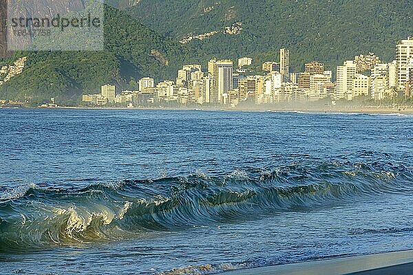 Morgen am Strand von Ipanema in Rio de Janeiro mit seinen Gebäuden  dem Meer und dem Stadtleben  Brasilien  Südamerika