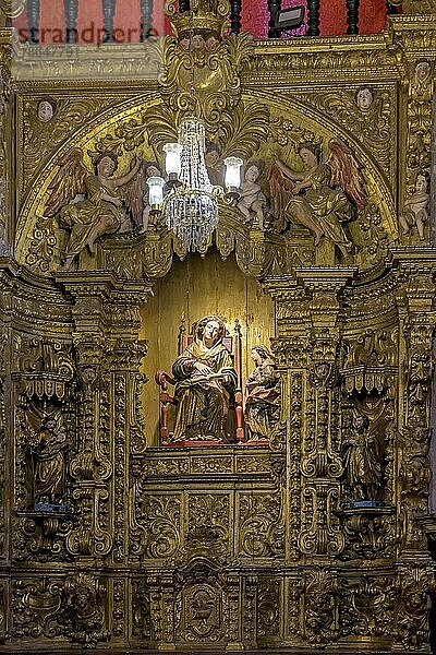 Innenraum einer Barockkirche mit Heiligenbildern und mit Blattgold verzierten Wänden in der historischen Stadt Ouro Preto  Minas Gerais  Brasilien  Südamerika
