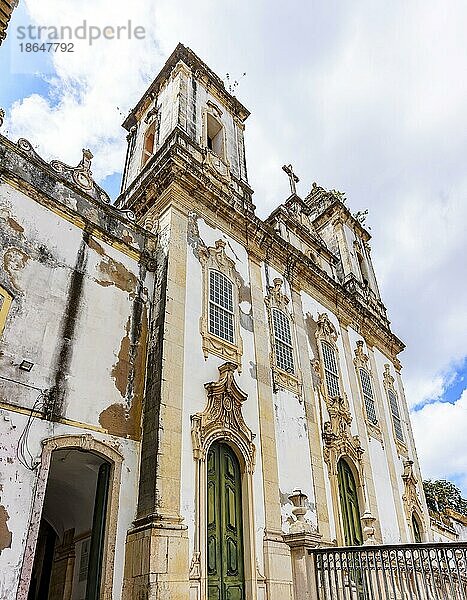 Alte und historische Kirchenfassade in Salvador  Bahia  im Stadtteil Pelourinho  Brasilien  Südamerika