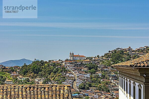 Blick auf die Häuser  Dächer  Hügel und Kirchen der historischen Stadt Ouro Preto in Minas Gerais  Brasilien  Brasilien  Südamerika