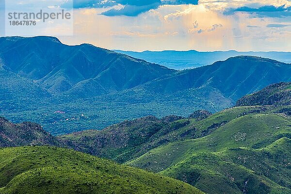 Gebirgslinien und Horizont typisch für den Bundesstaat Minas Gerais in Brasilien  Brasilien  Südamerika