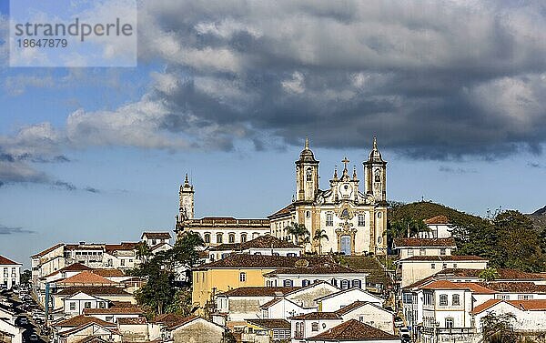 Berühmte Barockkirchen mit ihren Türmen zwischen alten Häusern in der Stadt3 von Ouro Preto in Minas Geais  Brasilien  Südamerika