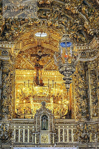 Alter und luxuriöser vergoldeter Barockaltar in einer historischen Kirche in der Stadt Salvador in Bahia  Brasilien  Südamerika