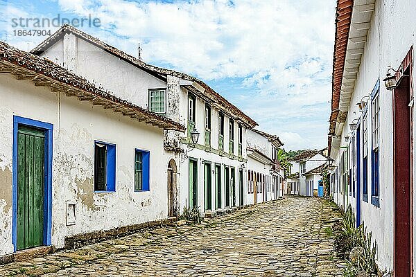 Alte Straßen der berühmten Stadt Paraty an der Küste des Bundesstaates Rio de Janeiro  die 1667 gegründet wurde  mit ihren Häusern im Kolonialstil und Kopfsteinpflaster  Brasilien  Südamerika