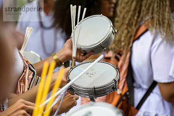 Tamburinspieler in überfüllten brasilianischen Straßen während der traditionellen Karnevalsfeierlichkeiten  Brasilien  Südamerika