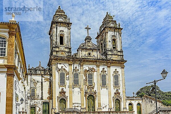 Fassade einer alten Barockkirche im historischen Viertel Pelourinho in Salvador  Bahia  Brasilien  Südamerika