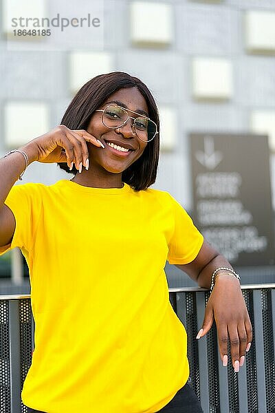 City Chic: Eine selbstbewusste schwarze Frau mit Brille strahlt Stil und Anmut aus