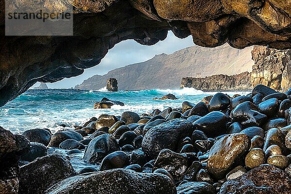 Natürlicher Steinbogen neben dem Felsenpool La Maceta auf der Insel El Hierro auf den Kanarischen Inseln