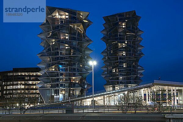 Caktus Towers zur blauen Stunde  Stadtteil Fisketorvet Dybbølsbro  Kopenhagen  Dänemark  Europa