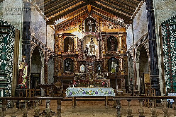 Innenraum der Missionskirche Santa Ana de Velasco  Unesco Stätte Jesuitenmissionen von Chiquitos  Bolivien  Südamerika