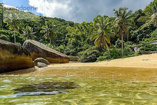 Wunderschöner einsamer und unberührter Strand  umgeben von Regenwald auf der Ilha Grande  Südküste von Rio de Janeiro  Brasilien  Südamerika