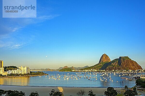 Guanabara Bucht und Botafogo Strand mit Booten und dem Zuckerhut im Hintergrund in der Stadt Rio de Janeiro  Brasilien  Südamerika