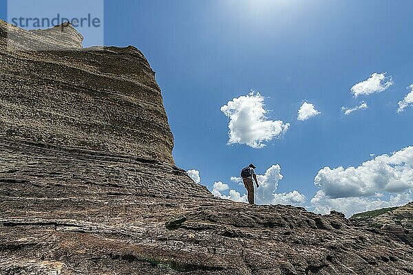 Wanderer in den Sandsteinklippen im Unesco Nationalpark Serra da Capivara  Piaui  Brasilien  Südamerika
