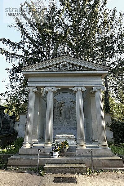 Grabmal des Schriftstellers Karl May  in Form eines griechischen Niketempels  Friedhof Radebeul-Ost  Sachsen  Deutschland  Europa