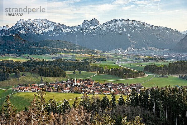 Landschaft mit Bergen und kleinem Dorf  Allgäu  Bayern  Deutschland  Europa