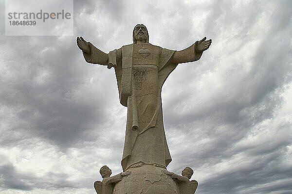 Artenara  Christus-Statue  frontal von unten  wolkiger dramatischer Himmel  Zentralmassiv  Berglandschaft  Gran Canaria  Kanarische Inseln  Spanien  Europa