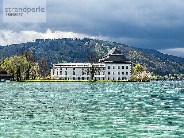 Gewitterwolken über Schloss Kammer  Wasserschloss  Seewalchen am Attersee  Attersee  Oberösterreich  Österreich  Europa