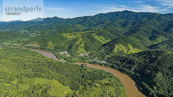 Luftaufnahme des Flusses Iguape  Unesco Stätte Atlantischer Wald Süd Ost Reservate  Alto Ribeira Touristischer Staatspark  Staat Sao Paulo  Brasilien  Südamerika