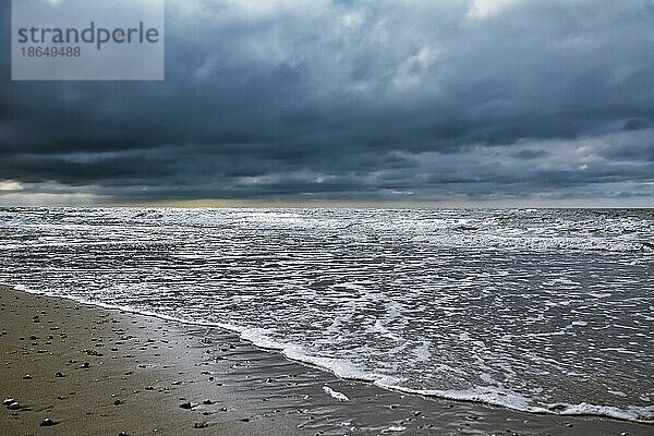 Dunkle Regenwolken bilden sich über der Nordsee auf der Insel Texel in den Niederlanden