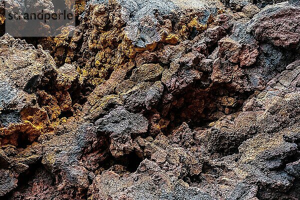 Detail der roten und gelben Farben in den vulkanischen Steinen in Charco Manso auf der Insel El Hierro. Kanarische Inseln