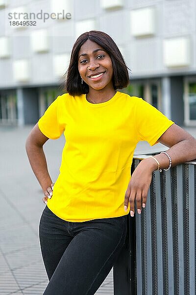 Gelbfieber: Eine atemberaubende schwarze Frau setzt die Sommermode Trends in der Stadt