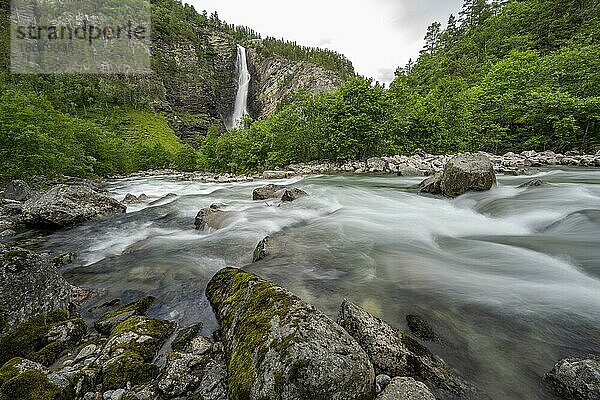 Fluss Driva  Wasserfall Svøufallet  Langzeitbelichtung  Åmotan Schlucht  Gjøra  Norwegen  Europa