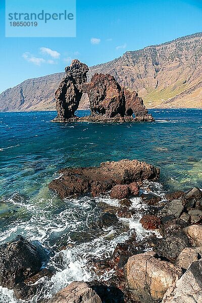 Der Roque de la Bonanza in der Bucht von Las Playas auf der Insel El Hierro  Kanarische Inseln  Spanien. Vulkan Tinor